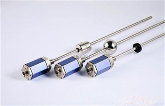 İki sıvı seviye vericisi ile tel magnetostrictive petrol depolama tankları için